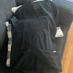 FIGS Black Casma Three Pocket Scrub Top - Size S